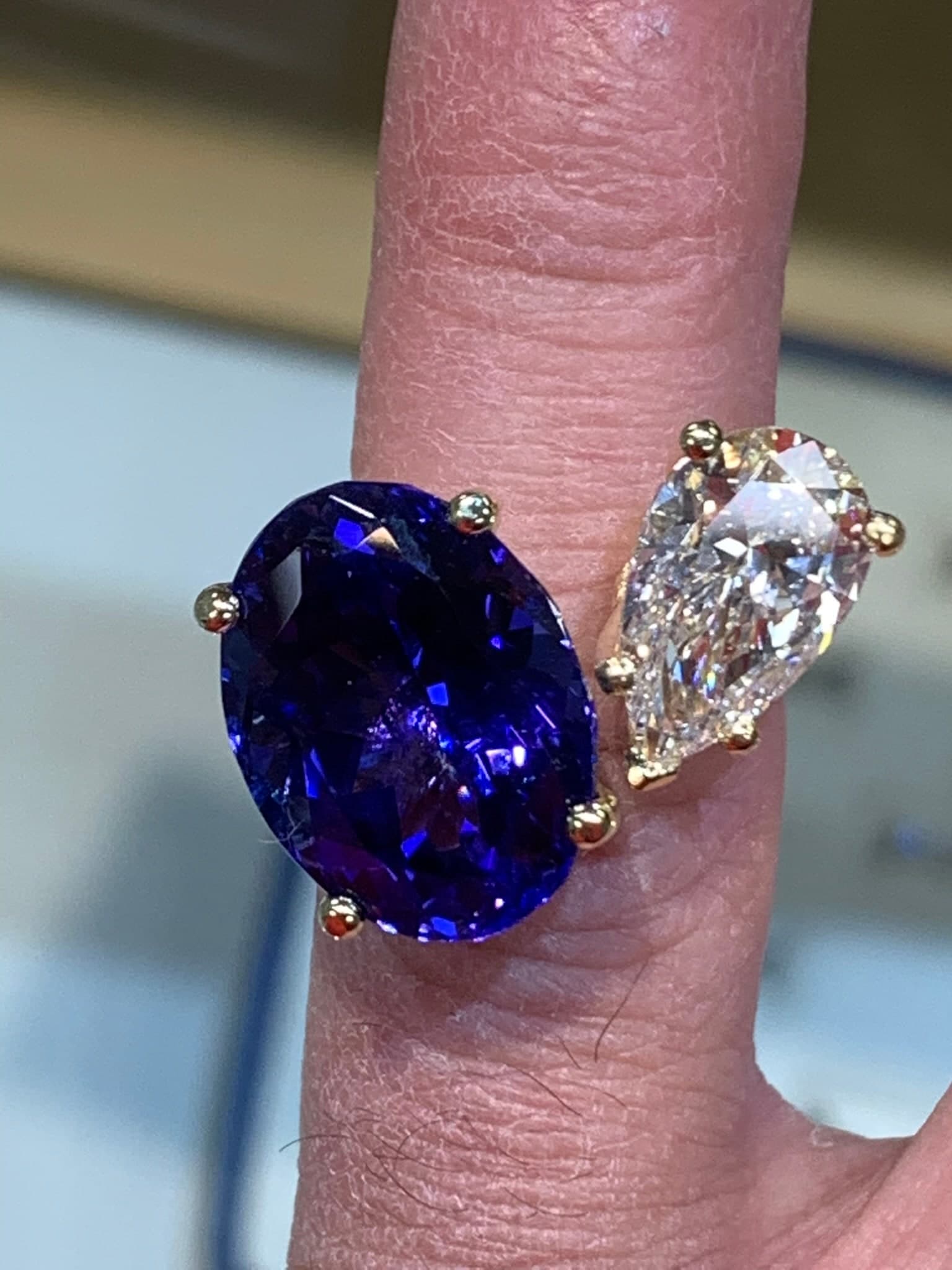 Tanzanite oval and pear diamond toi-et-moi in rose gold